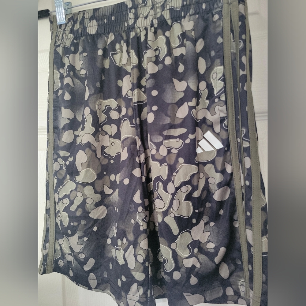 Adidas Boy's Green Camo Short size L (14/16) Tennis Basketball